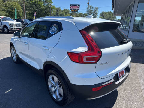 2022 Volvo XC40 T5 Momentum