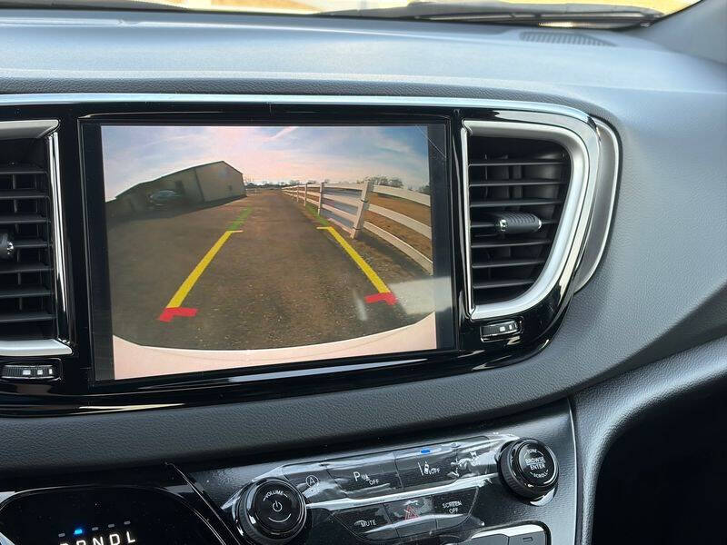 2025 Chrysler Voyager LX