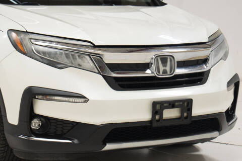 2019 Honda Pilot Touring w/Rear Captain's Chairs