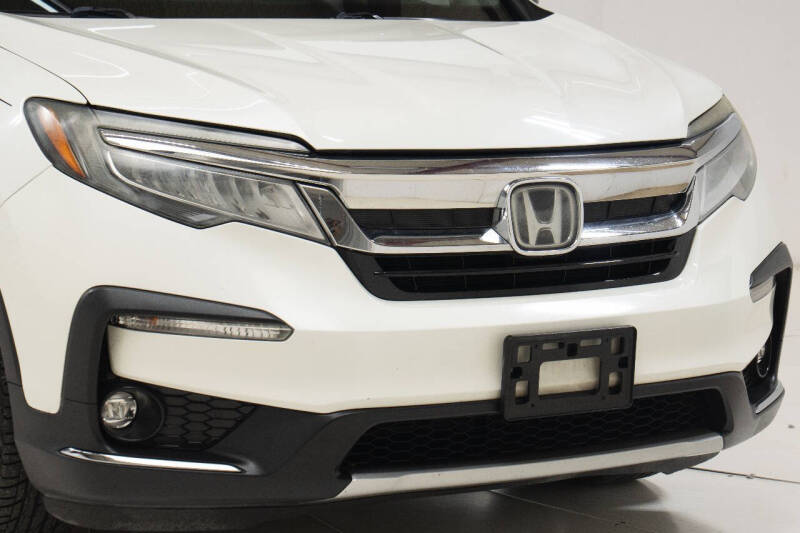 2019 Honda Pilot Touring w/Rear Captain's Chairs