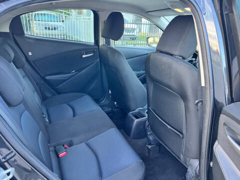 2020 Toyota Yaris Hatchback LE