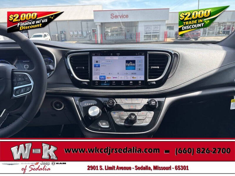 2027 Chrysler Pacifica Select