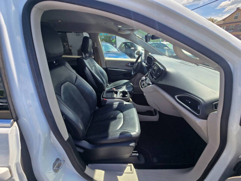 2017 Chrysler Pacifica Touring-L