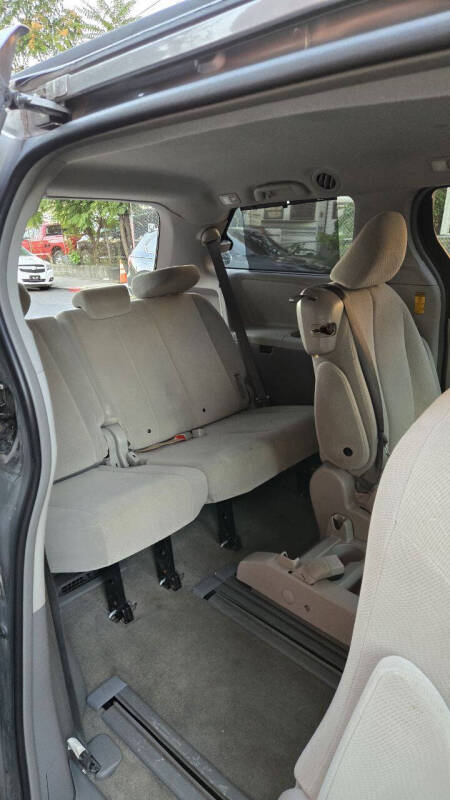 2014 Toyota Sienna LE 7-Passenger Auto Access Seat