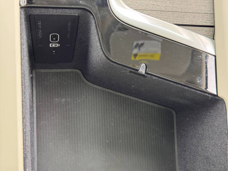 2023 Volvo XC90 Recharge T8 Ultimate Dark Theme