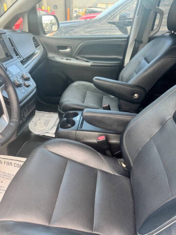 2017 Toyota Sienna SE 8-Passenger