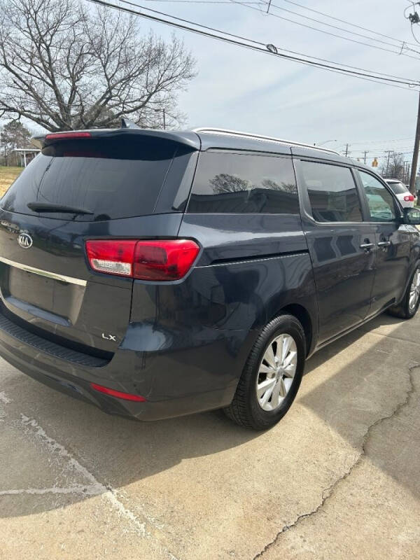 2017 Kia Sedona LX photo 3