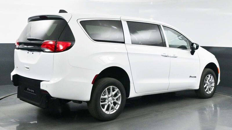 2025 Chrysler Voyager LX