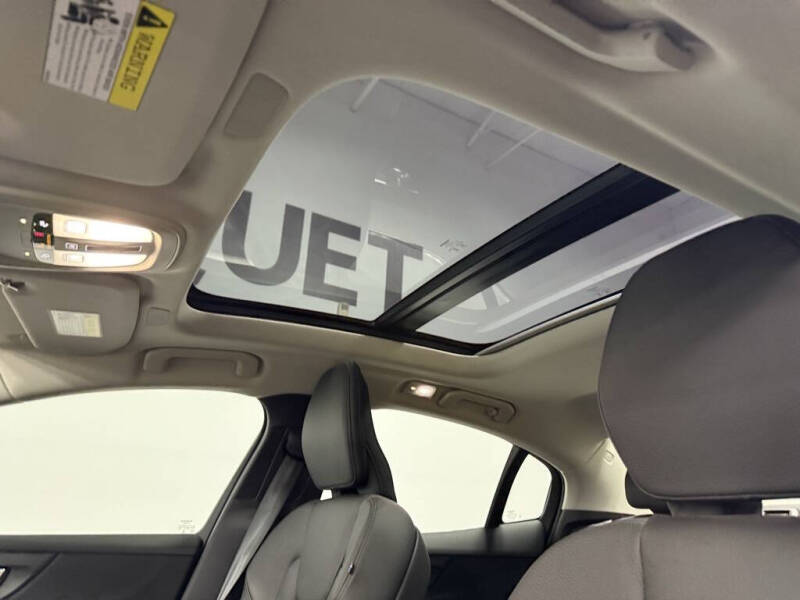 2024 Volvo S60 B5 Plus Dark Theme