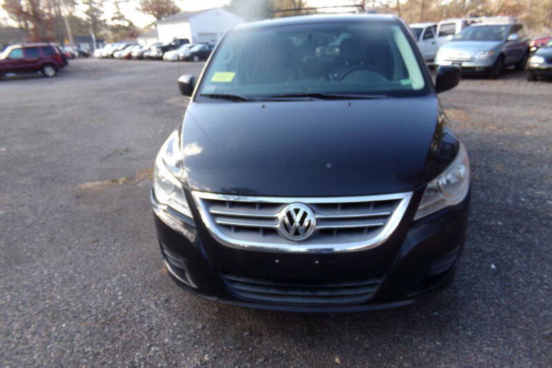 2011 Volkswagen Routan SE photo 2