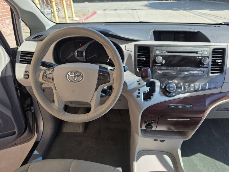 2013 Toyota Sienna XLE 8-Passenger