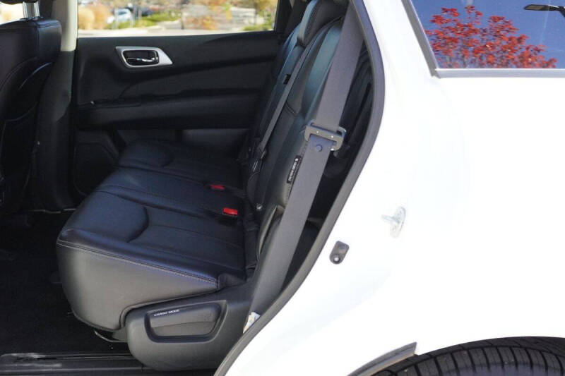 2020 Nissan Pathfinder SL