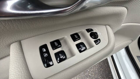 2020 Volvo XC90 T6 Momentum 6-Passenger