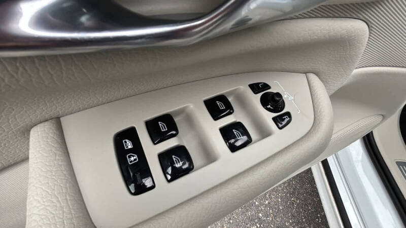 2020 Volvo XC90 T6 Momentum 6-Passenger