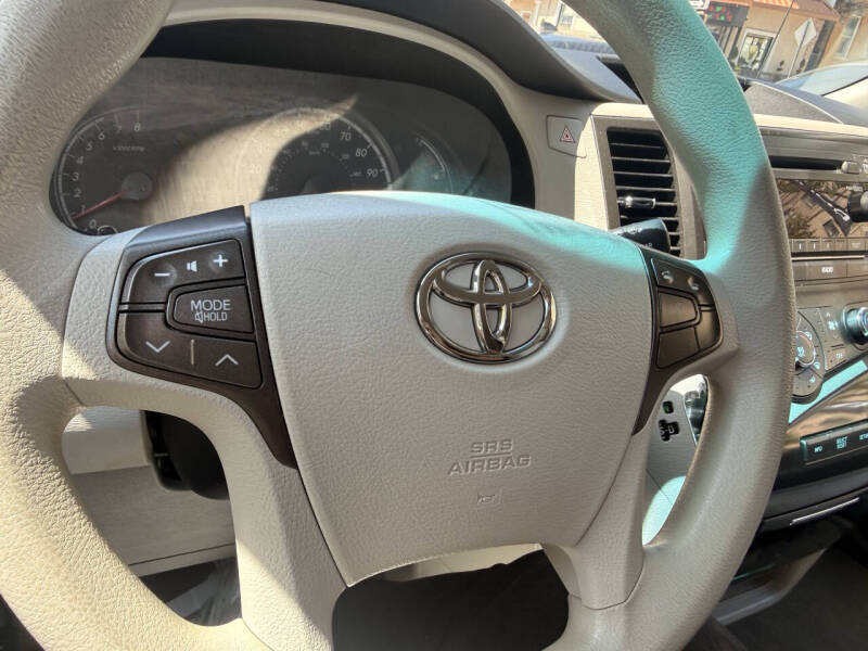 2012 Toyota Sienna LE 8-Passenger