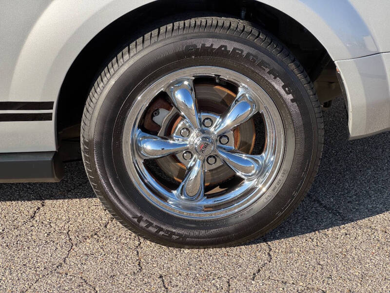 2005 Ford Mustang V6 Deluxe