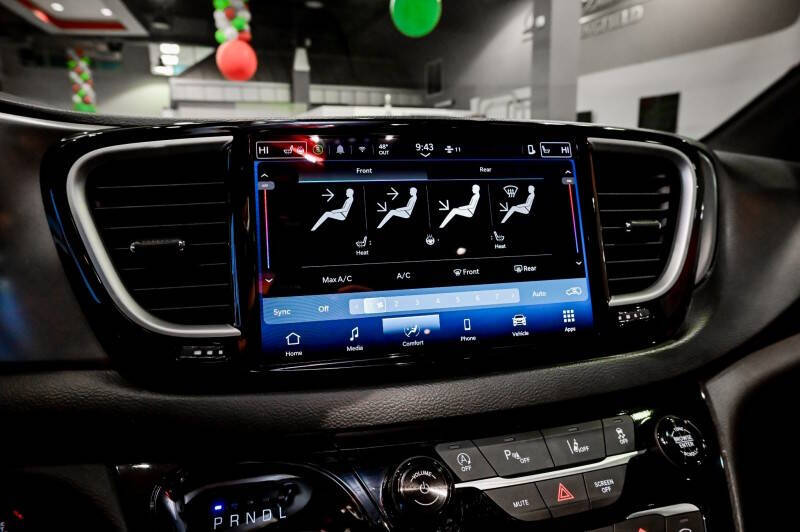 2025 Chrysler Pacifica Select