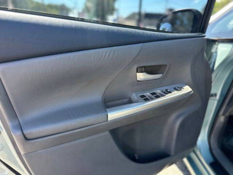 2014 Toyota Prius v Five
