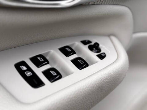 2021 Volvo XC90 T6 Momentum 7-Passenger