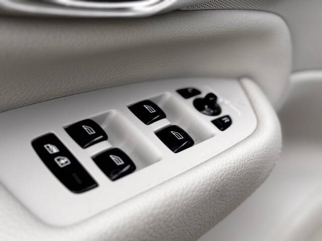 2021 Volvo XC90 T6 Momentum 7-Passenger