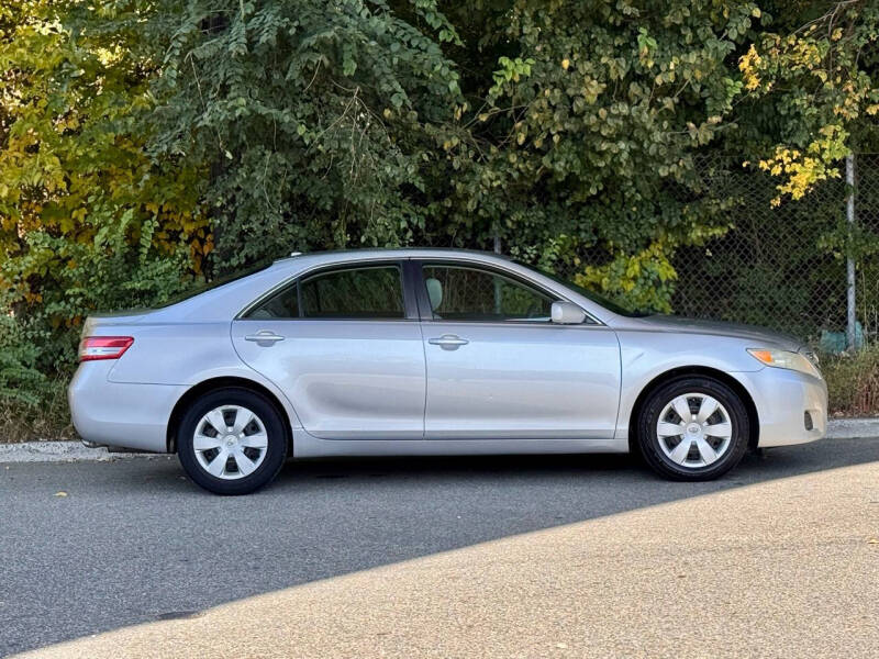 2010 Toyota Camry LE photo 6