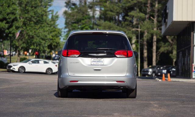 2022 Chrysler Voyager LX