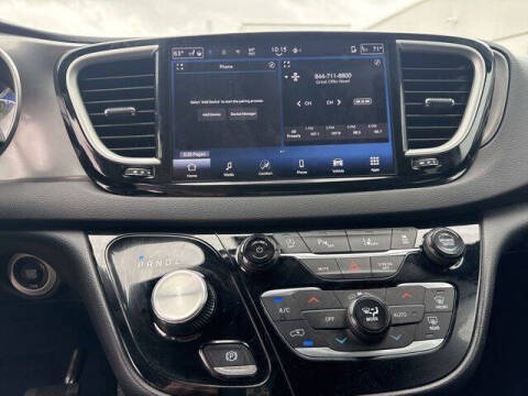 2025 Chrysler Pacifica Select