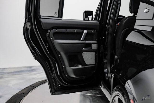 2024 Land Rover Defender 130 P400 X-Dynamic SE