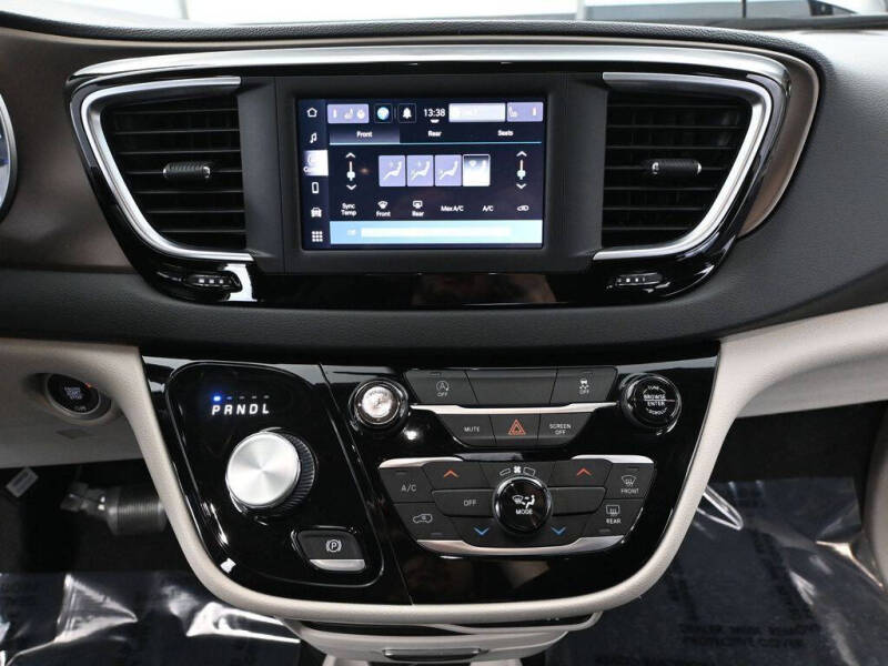 2022 Chrysler Voyager LX