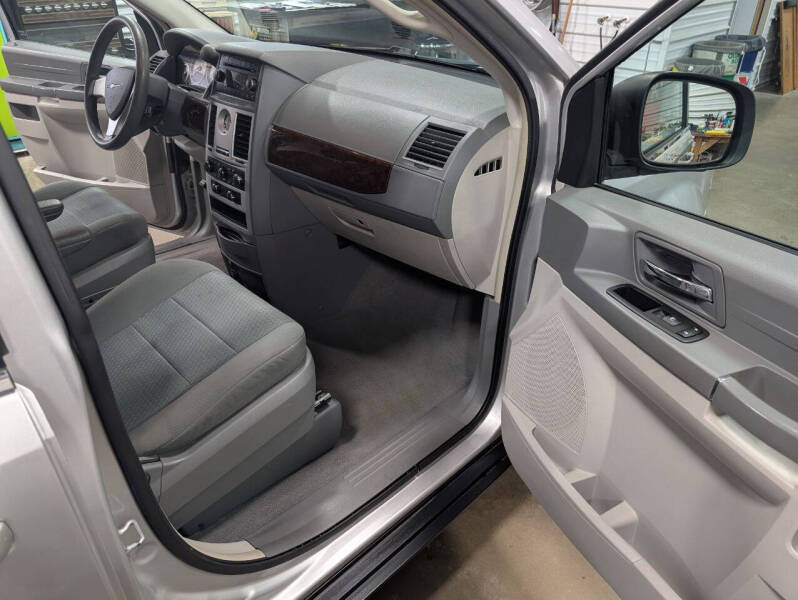 2010 Chrysler Town and Country LX
