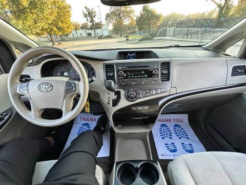 2013 Toyota Sienna LE 8-Passenger