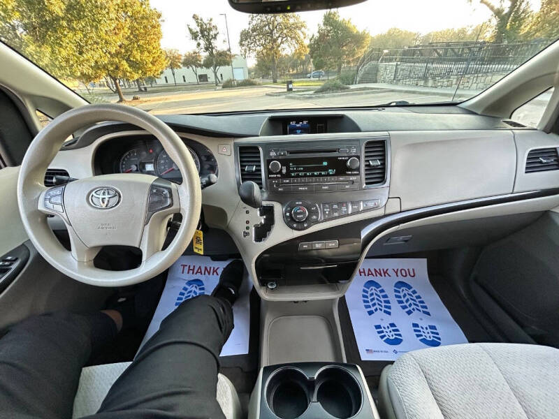 2013 Toyota Sienna LE 8-Passenger