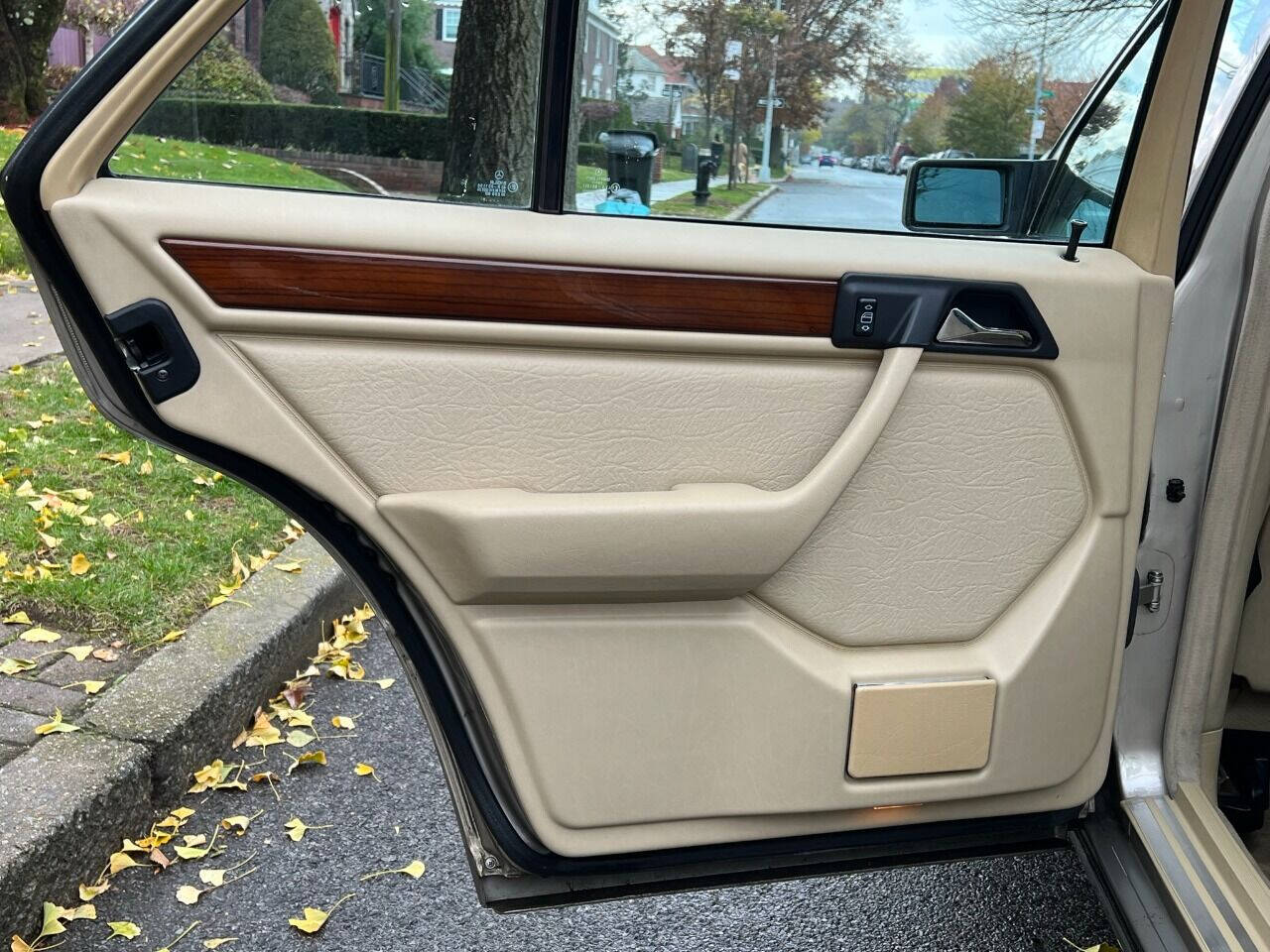 1990 Mercedes-Benz 300-Class  - $6,900