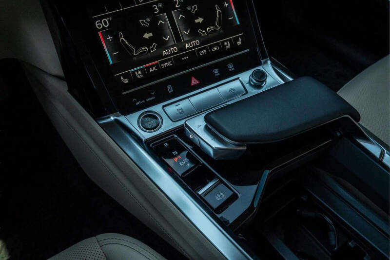 2022 Audi e-tron quattro Premium Plus