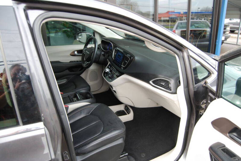 2017 Chrysler Pacifica Touring-L