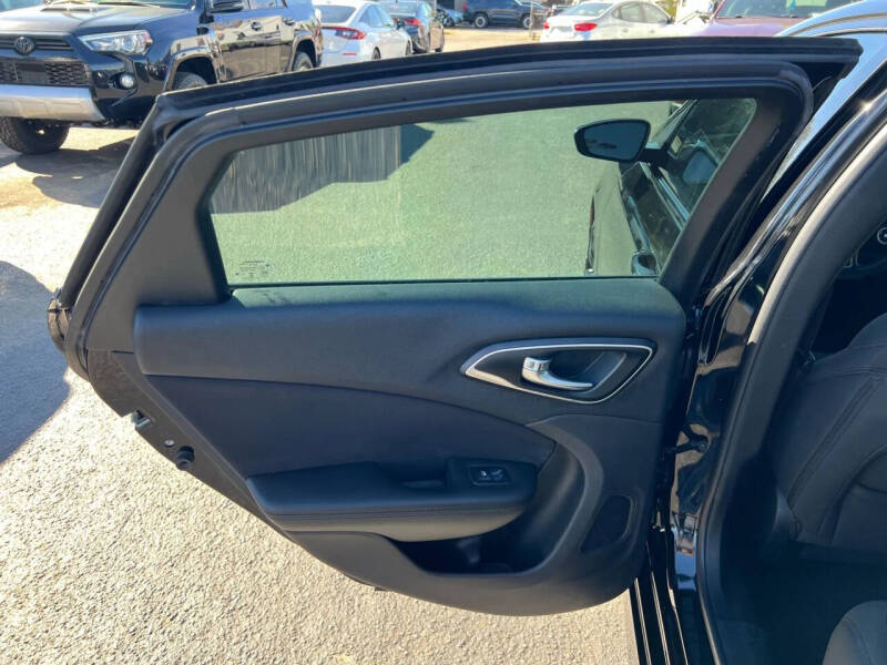 2017 Chrysler 200 Touring