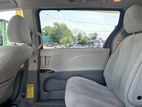 2011 Toyota Sienna LE 8-Passenger