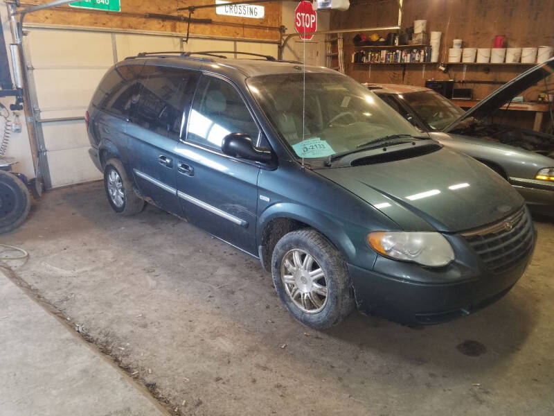 2007 Chrysler Town and Country for sale at B&M Auto Sales and Service LLP in Marion SD