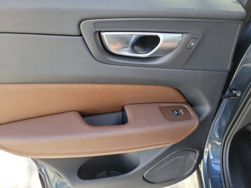 2024 Volvo XC60 B5 Plus Dark Theme