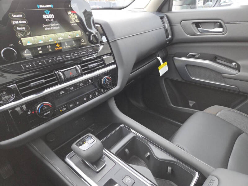 2025 Nissan Pathfinder SL