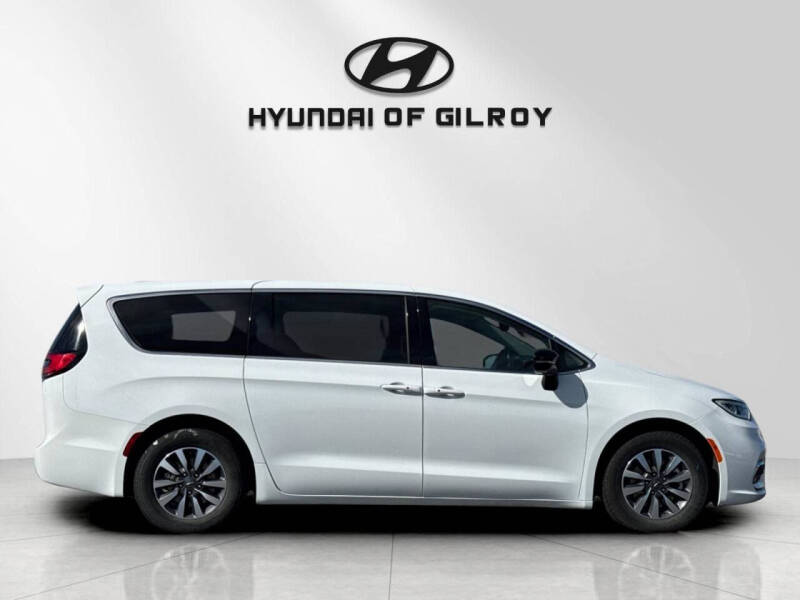 2024 Chrysler Pacifica Plug-In Hybrid Select