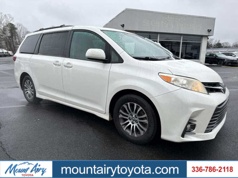 2018 Toyota Sienna XLE 7-Passenger Auto Access Seat