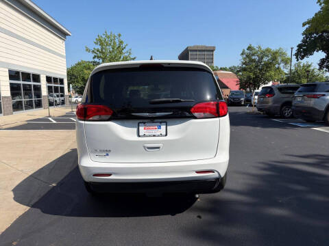2022 Chrysler Voyager LX