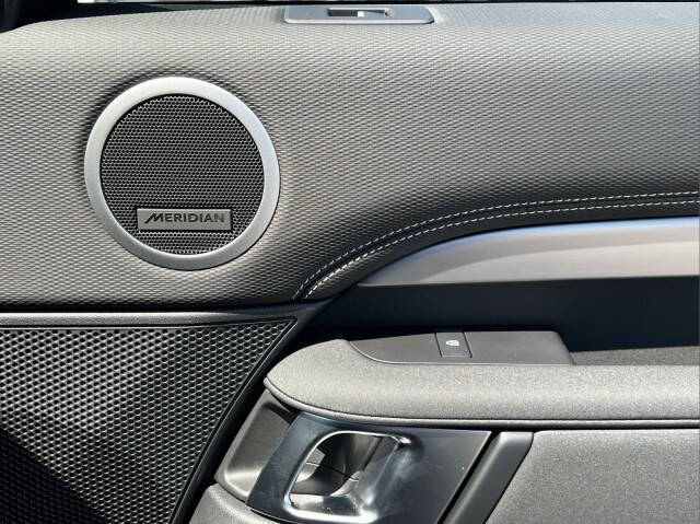 2025 Land Rover Discovery P300 Dynamic SE