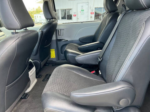 2014 Toyota Sienna SE 8-Passenger