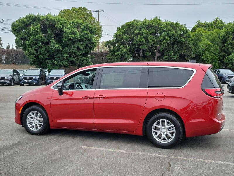 2027 Chrysler Pacifica Select