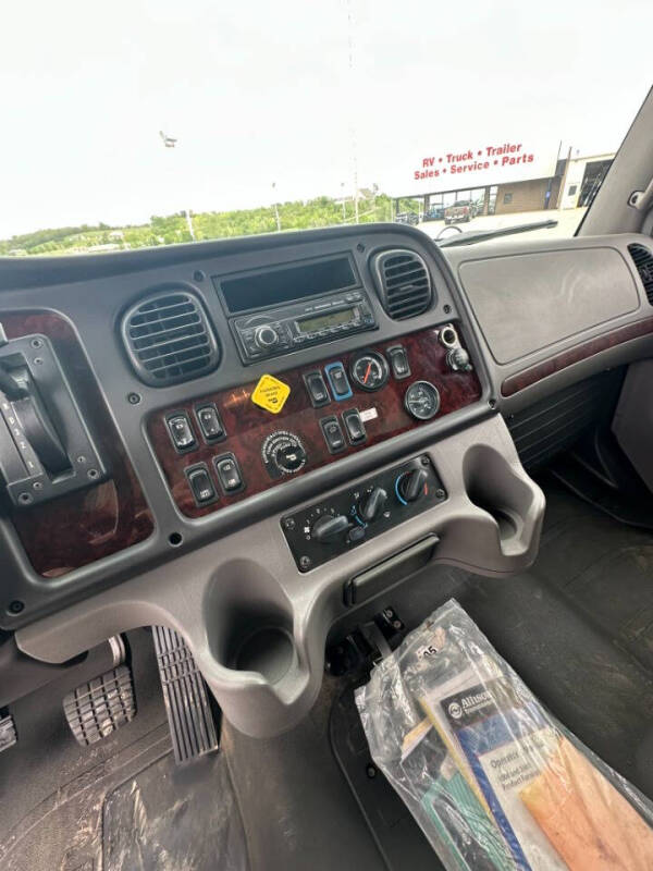 2017 Freightliner M2 106