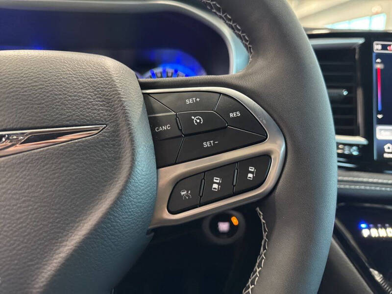 2025 Chrysler Pacifica Select