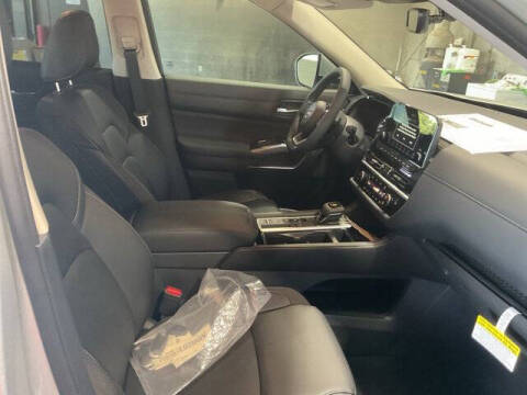 2025 Nissan Pathfinder SL