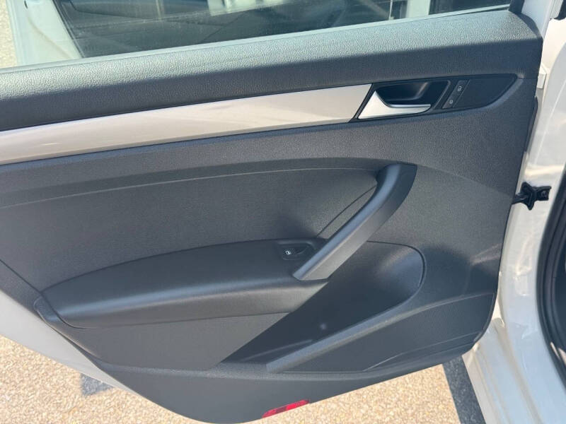 2014 Volkswagen Passat 1.8T S PZEV